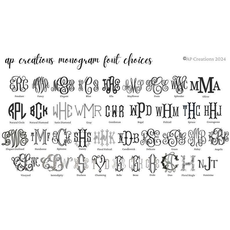 Pode incluir: Um gr&aacute;fico com 24 estilos de fonte de monograma diferentes, cada um com uma combina&ccedil;&atilde;o de letras de amostra e um nome abaixo. Os estilos de fonte incluem "Pendant", "Fancy", "Elegant", "Bliss", "Ella", "Mayflower", "Posie", "Splendor", "Oliver", "Natural Circle", "Natural Diamond", "Satin Diamond", "Gray", "Gentleman", "Regal", "Fishtail", "Spruce", "Courageous", "Elegant Outlined", "Handsome", "Epitome", "Dainty", "Floral Fishtail", "Candlewick", "Delicate", "Grace", "Haley", "Angelic", "Vineyard", "Serendipity", "Duchess", "Charming", "Belle", "Beau", "Duke", "Duo", "Floral Single" e "Feminine".