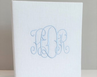 Libro de bebé con monograma