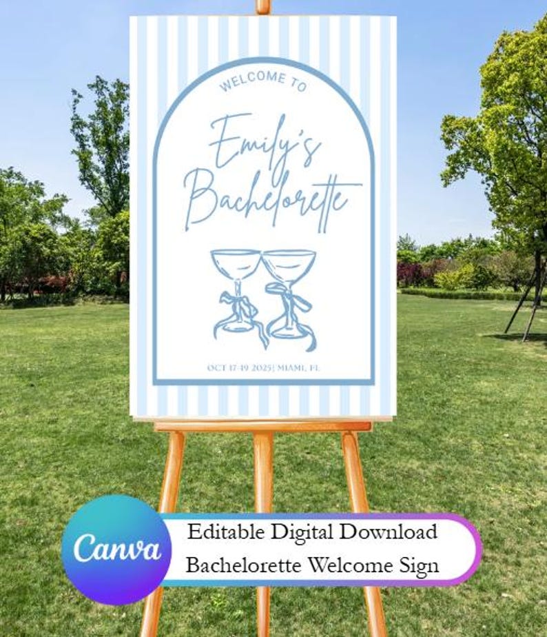 Pode incluir: Uma placa de boas-vindas para uma festa de despedida de solteira, com um fundo listrado azul claro e branco. A placa inclui o texto "Welcome to Emily's Bachelorette" e duas ta&ccedil;as de champanhe. A data e o local tamb&eacute;m s&atilde;o exibidos.