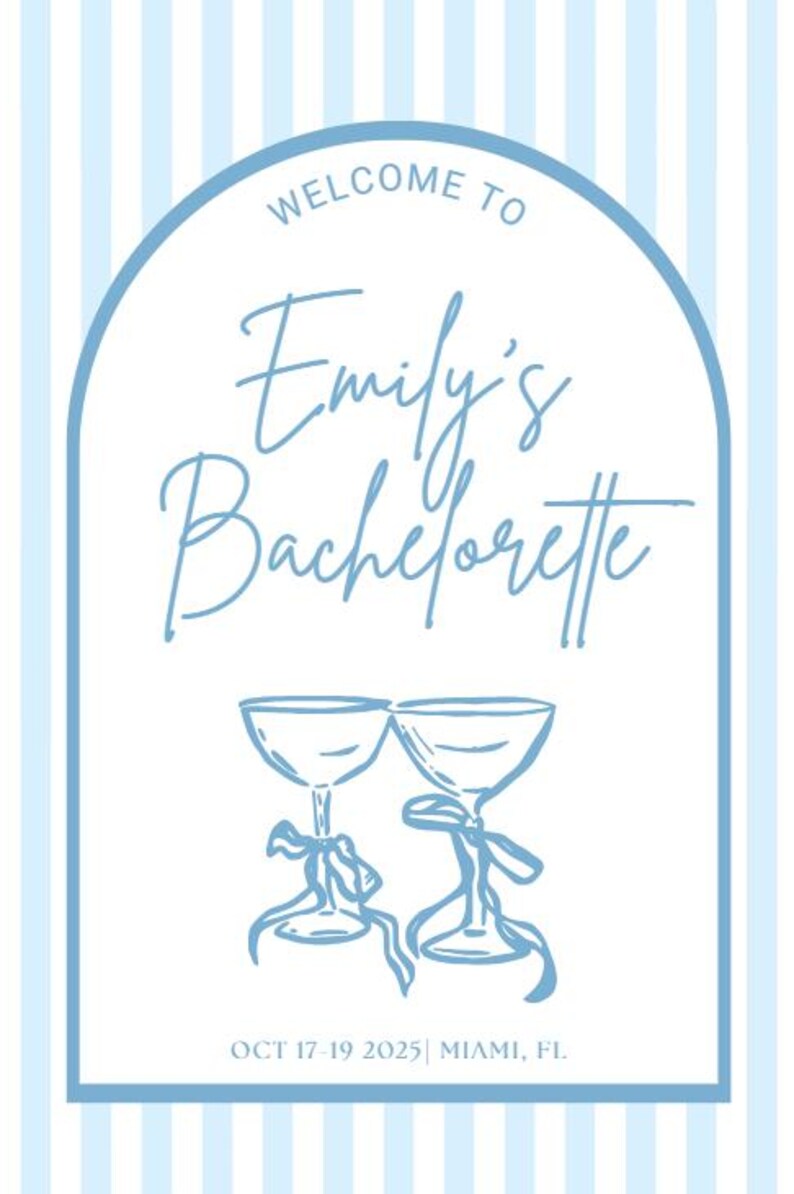 Pode incluir: Uma placa de boas-vindas listrada em azul claro e branco para a despedida de solteira de Emily. A placa apresenta um arco com o texto "Welcome to Emily's Bachelorette" e duas ta&ccedil;as de champanhe. A data e o local tamb&eacute;m est&atilde;o inclu&iacute;dos.