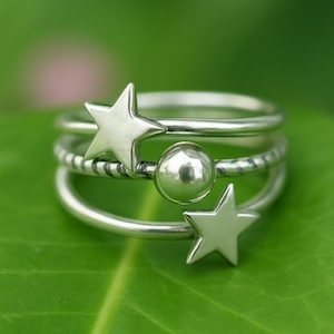 Minimalistischer Ring aus 925er Silber mit Doppelsternen und Perlenakzent - verstellbarer Boho-Schmuck