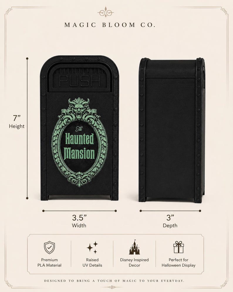 K&ouml;nnte beinhalten: Eine schwarze M&uuml;lleimer-Nachbildung mit einer gr&uuml;nen ovalen Plakette mit dem Text The Haunted Mansion und einer Wasserspeier-Figur. Der Artikel ist 17,78 cm hoch, 8,89 cm breit und 7,62 cm tief und hat eine Druckklappe an der Oberseite.