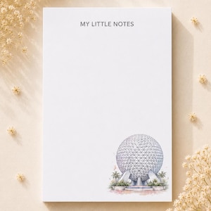 Puede incluir: Bloc de notas blanco con el texto "MY LITTLE NOTES" en la parte superior. La esquina inferior derecha presenta una ilustración en acuarela de una esfera geodésica con palmeras. El bloc de notas está rodeado de flores secas.