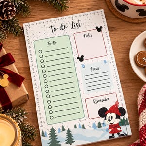 Könnte beinhalten: Ein rechteckiger To-Do-Listen-Block mit Wintermotiv, inklusive Tannenbäumen und einer Zeichentrickmaus mit roter Wintermütze und Mantel. Das Layout enthält Bereiche mit den Beschriftungen To-Do, Notes, Focus und Remember in schwarzer Schrift.