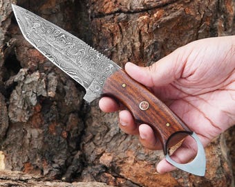 Cuchillo de caza de lujo de acero de Damasco: hoja afilada como una navaja, mango de palisandro, funda de cuero.