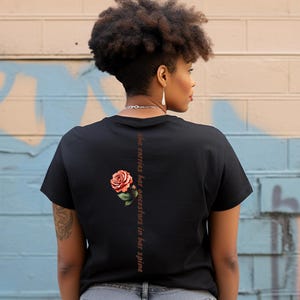 Lei porta i suoi antenati nella sua spina dorsale - Maglietta basic