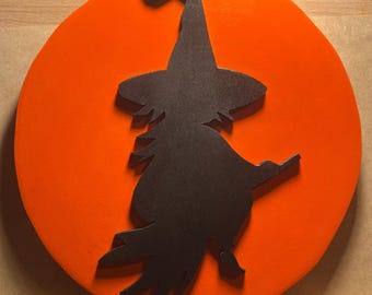 Die Silhouette einer Hexe auf orangem Mond - Handgemachtes Halloween-Wandbild aus Holz für die gruselige Jahreszeit