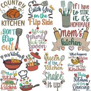 Könnte beinhalten: Eine Sammlung von Stickereien zum Thema Küche mit Sprüchen wie "Country Kitchen", "Catch You on the Flip Side" und "Mom's Kitchen". Die Designs zeigen Küchenutensilien, Lebensmittelillustrationen und dekorative Elemente.