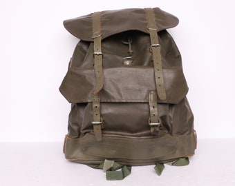 vintage MID-CENTURY green SWISS military issue sturdy backpack bag - Olive green back strap - toggle pull down hiking vintage bag backpack