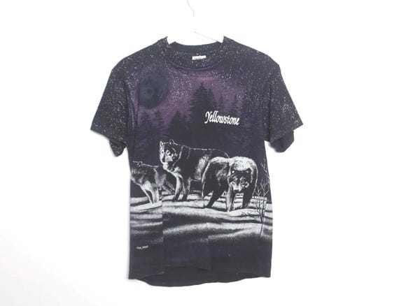 full moon WOLF Yellowstone park VINTAGE t-shirt top -- size small -- free shipping