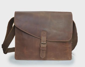 Adam Messenger Bag 2.0 | Personlig laptopväska i fullnarvat läder för män | Brun väska | Examenspresenter till honom