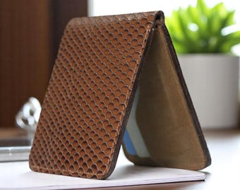 Brun ormmönster läderplånbok för män | Pytonpräglat fullnarvsläder | ID-fönster | Smal vikbar design | Present till honom