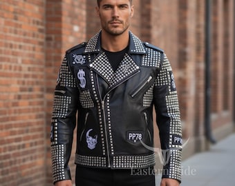 Herrbikerjacka i läder med nitar och lappar, punk streetwear