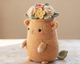 Strickmuster für ein Waldtier (PDF), Stofftier mit Blumenkranz