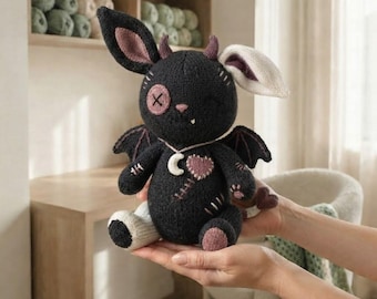 Strickanleitung für ein Fledermaus-Hasen-Plüschtier (PDF), Halloween-Stofftier mit Flügeln, Hörnern und Herzschwanz