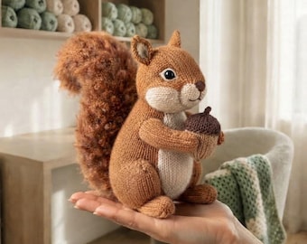 Strickmuster für ein rotes Eichhörnchen (PDF), Waldhörnchen mit Eichel als Spielzeug