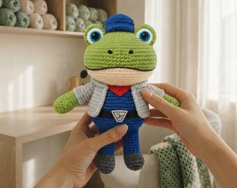 Frosch-Häkelanleitung (PDF), angezogenes Amigurumi-Plüschtier mit Jacke und Mütze