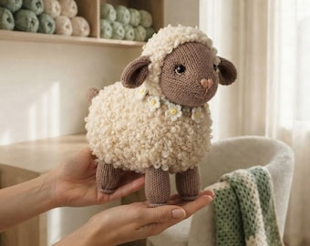 Strickanleitung für ein Lamm, PDF-Anleitung für ein Schaf-Stofftier, Bouclé-Bauernhoftier mit Gänseblümchenhalsband