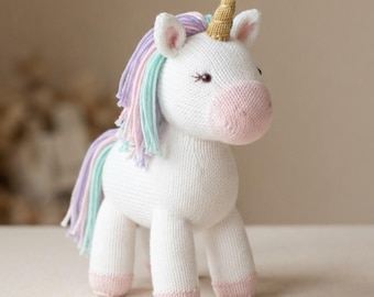 Einhorn-Strickmuster (PDF), stehendes Stofftier mit pastellfarbener mint-lila-rosa Mähne