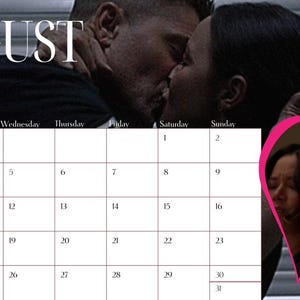 Pode incluir: Calendário de agosto com uma imagem romântica de um casal se beijando. A data 08/26 é exibida no canto superior direito. Uma imagem em forma de coração mostra um close-up do casal. A grade do calendário é visível.