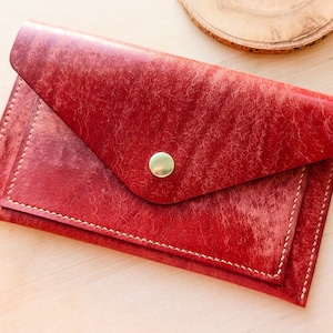 Monedero para efectivo o tarjetas en piel italiana cosida a mano en color rojo