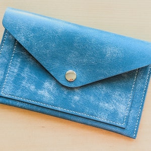 Billetera para efectivo o tarjetas de cuero italiano cosida a mano en color azul cielo