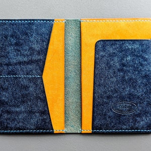 Funda para pasaporte y documentos de piel italiana Badalassi Carlo en color zafiro y amarillo