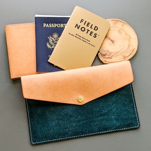 Cartera de mano de piel italiana cosida a mano en color azul mediterráneo y natural