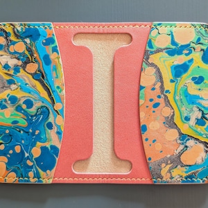 Cartera plegable de 4 bolsillos en piel italiana marmolada y coral hecha a mano