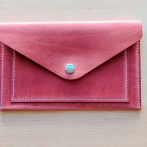 Cartera vintage de cuero italiano rosa cosida a mano con forma de sobre para efectivo o tarjetas