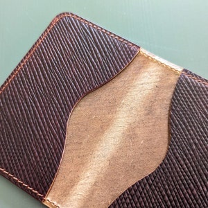 Cartera exclusiva Metta Catharina de piel de cordero con textura y dos bolsillos en color burdeos