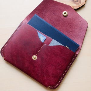 Cartera/estuche para pasaporte de cuero italiano cosido a mano en color burdeos con broche de presión