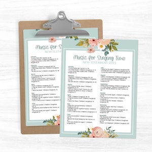 Può includere: Un grafico stampabile con un design floreale su sfondo azzurro chiaro. Il grafico elenca canzoni per ogni mese dell'anno, con titoli di canzoni e numeri di canzonieri. Il grafico è intitolato "Musica per il tempo del canto, Nuovo Testamento 2023".