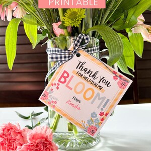 K&ouml;nnte beinhalten: Druckbarer Geschenkanh&auml;nger f&uuml;r Lehrer mit floralem Design und dem Text "Danke, dass du mir beim Bl&uuml;hen hilfst!" mit Platz f&uuml;r einen Namen.