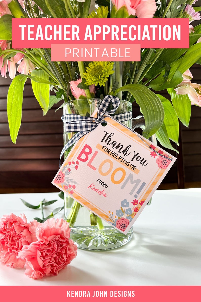 K&ouml;nnte beinhalten: Druckbarer Geschenkanh&auml;nger f&uuml;r Lehrer mit floralem Design und dem Text "Danke, dass du mir beim Bl&uuml;hen hilfst!" mit Platz f&uuml;r einen Namen.