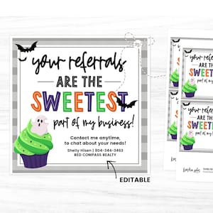 Op de afbeelding: Een printbare Halloween-visitekaartje met een groene en paarse cupcake met een spook erop. De tekst luidt "Uw aanbevelingen zijn het zoetste deel van mijn bedrijf!" en bevat contactgegevens van een makelaar.