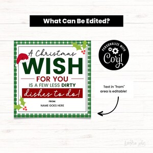Op de afbeelding: Een groen en wit geruit kerstcadeau-etiket met een rode hulsttak en een rode kerstmanmuts. Het etiket zegt "A Christmas Wish For You Is A Few Less Dirty Dishes To Do!" en heeft een ruimte voor een naam onder "From:".