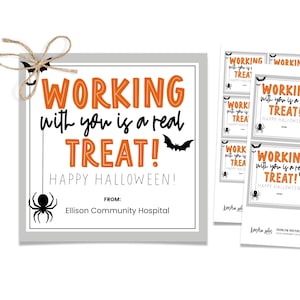 Op de afbeelding: Een Halloween-cadeautje-tag met oranje en zwarte tekst die luidt "Samenwerken met jou is een echt genot! Prettig Halloween!" De tag is van Ellison Community Hospital.
