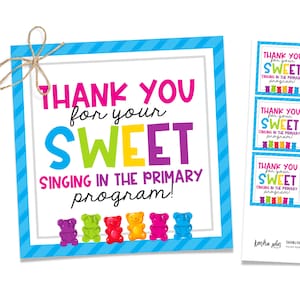 Op de afbeelding: Bedankt voor je zoete zang in het basisschoolprogramma! Een kleurrijke kaart met illustraties van gummyberen en de tekst "Bedankt voor je zoete zang in het basisschoolprogramma!"