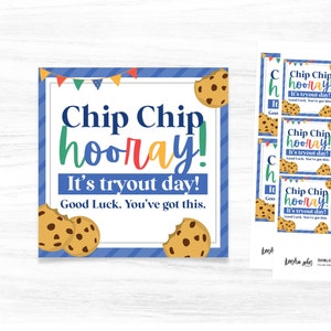 Op de afbeelding: Een blauw-wit gestreepte kaart met een cookie-afbeelding en de tekst "Chip Chip hooray! It's tryout day! Good Luck. You've got this."