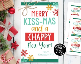 Könnte beinhalten: Eine grüne und rote Weihnachtskarte mit Schneeflocken und dem Text "Merry Kiss-Mas and a Chappy New Year!" Die Karte ist personalisiert mit dem Namen "Coril" und dem Text "From, Kingston PTA".