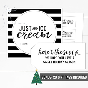Puede incluir: Etiqueta de regalo a rayas blancas y negras con el texto "JUST ADD ICE cream" y "FROM:"  Una etiqueta blanca m&aacute;s peque&ntilde;a con texto negro dice "here's the scoop... WE HOPE YOU HAVE A SWEET HOLIDAY SEASON!"  Un peque&ntilde;o &aacute;rbol de Navidad verde se encuentra en la esquina inferior derecha.  El texto "BONUS: 20 GIFT TAGS INCLUDED" est&aacute; debajo del &aacute;rbol.