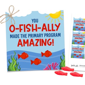Op de afbeelding: Een blauwe en witte kaart met een zon, vissen en zeewier. De kaart zegt "You O-Fish-Ally Made The Primary Program Amazing!"