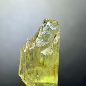 Natürlicher Gelber Fluoreszierender Triphan Kunzit Kristall aus Afghanistan. 6,5 Gramm