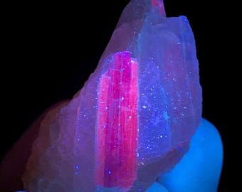 Natuurlijk blauw fluorescerend kyanietkristal met kwartsmonster uit de Skardu-mijn. 42 GM