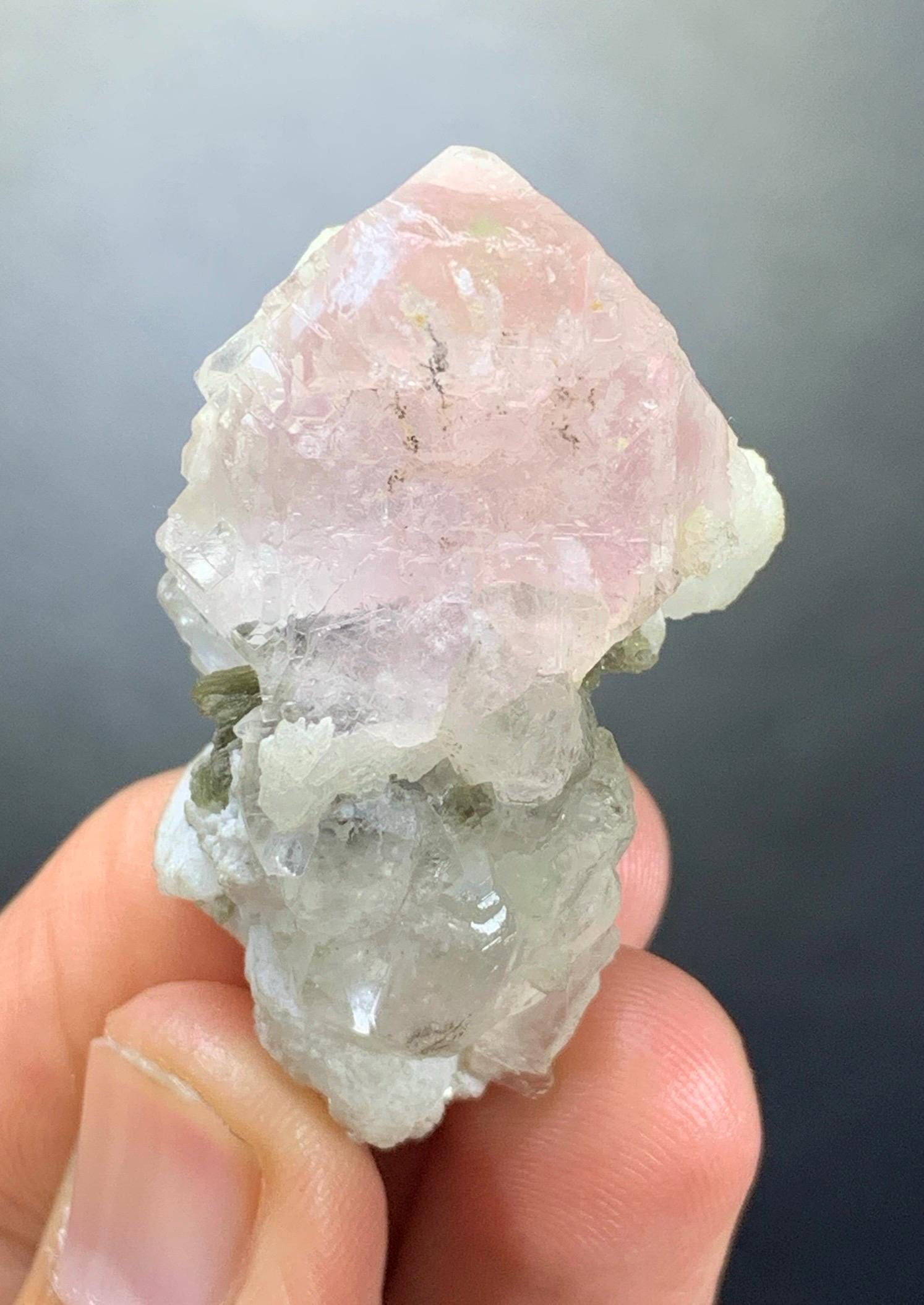 ナガール鉱山産の天然ピンク色フローライト結晶とクォーツの複合標本