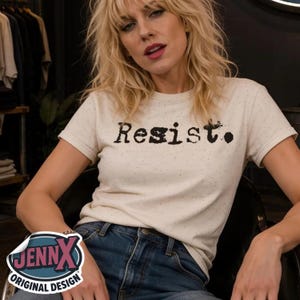 Resiste. Camiseta / Declaración de protesta tipográfica, camiseta con gráfico minimalista