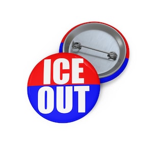 Pode incluir: Dois botões redondos. Um com o texto "ICE OUT" em letras brancas sobre um fundo vermelho e azul. O outro botão é prateado com uma borda vermelha e azul.