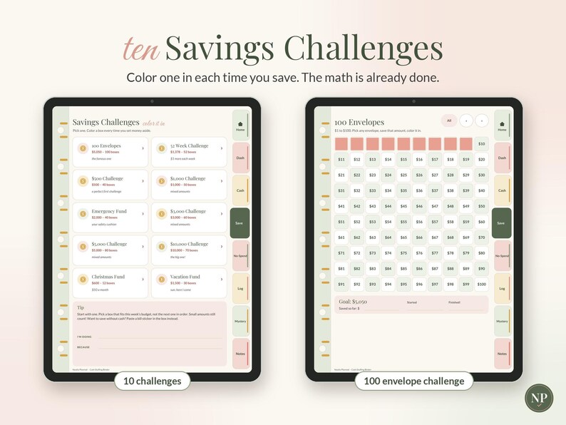 Op de afbeelding: Twee digitale tabletschermen met sjablonen voor financi&euml;le planning. Het linkerscherm toont tien spaaruitdagingen met tekstkoppen. Het rechterscherm toont een 100-enveloppen spaartracker-raster met genummerde vakjes van 1 tot 100, met een doel van $5.050.