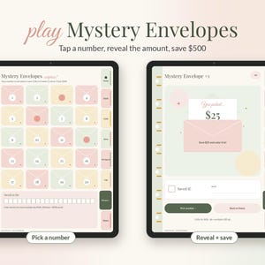 Op de afbeelding: Een digitale spaartracker weergegeven op twee tabletschermen. Het linkerscherm toont een raster van twintig genummerde mysterie-enveloppen in pastelkleuren. Het rechterscherm toont een geopende envelop met een spaarbedrag van $25.